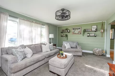 Living - 540 Jonette Ave, Bradley, IL 60915 photo 2 of 3
