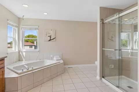 Bath - 1715 Brighton Ln, Plainfield, IL 60586 photo 3 of 4