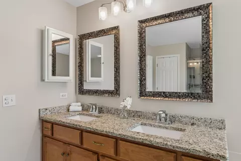 Bath - 1715 Brighton Ln, Plainfield, IL 60586 photo 2 of 4