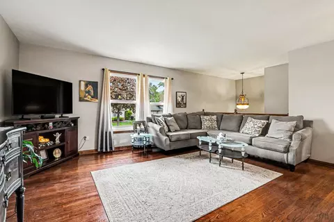 Living - 15218 Rob Roy Dr, Oak Forest, IL 60452 photo 1 of 2