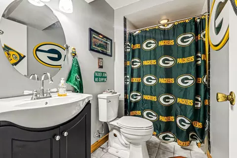 Bath - 15218 Rob Roy Dr, Oak Forest, IL 60452 photo 2 of 2
