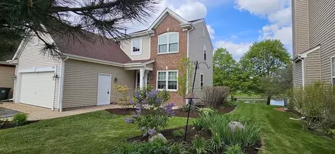 450 Rosewood Xing, Lindenhurst, IL 60046