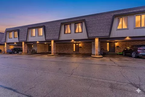 11 Cour Caravelle #11, Palos Hills, IL 60465