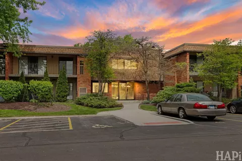 70 Old Oak Dr #124, Buffalo Grove, IL 60089