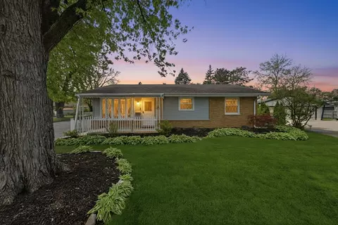 13000 Crescent Ct, Crestwood, IL 60418