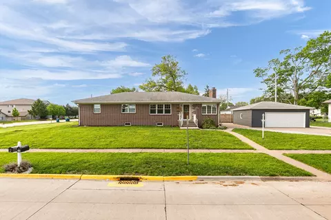 105 W Price St, Eldridge, IA 52748