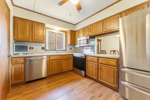 Kitchen - 245 Windsor Ln #B, Willowbrook, IL 60527 photo 2 of 3