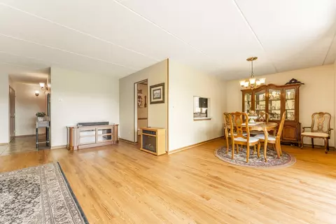 Dining - 245 Windsor Ln #B, Willowbrook, IL 60527 photo 1 of 2