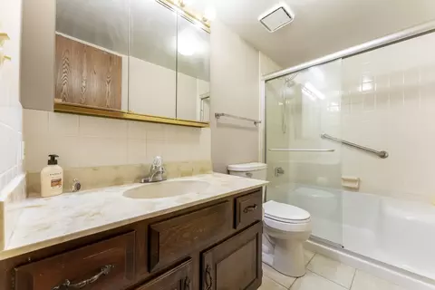 Bath - 245 Windsor Ln #B, Willowbrook, IL 60527 photo 1 of 3