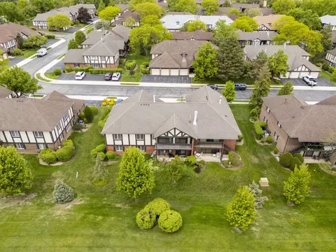 View/Area - 245 Windsor Ln #B, Willowbrook, IL 60527 photo 5 of 6