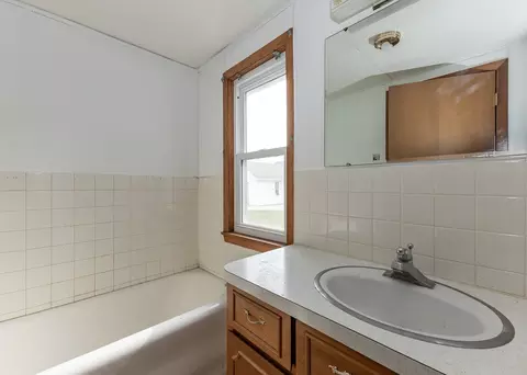 Bath - 1007 16th Ave, Fulton, IL 61252 photo 1 of 1