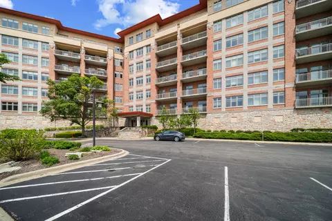 100 Prairie Park Dr #709, Wheeling, IL 60090