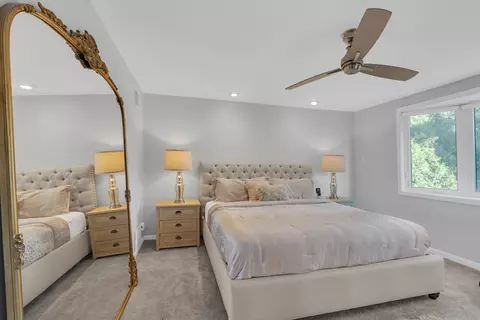 Bedroom - 15 Devonshire Dr, Oak Brook, IL 60523 photo 2 of 4
