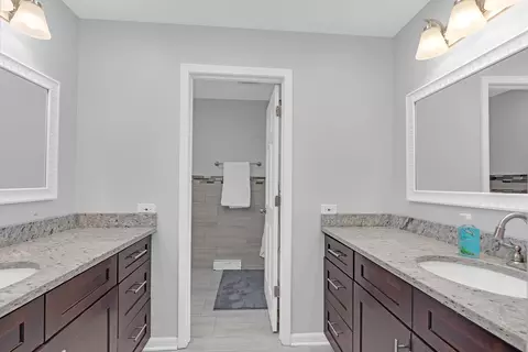 Bath - 15 Devonshire Dr, Oak Brook, IL 60523 photo 4 of 5