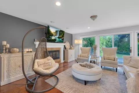Living - 15 Devonshire Dr, Oak Brook, IL 60523 photo 2 of 4