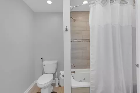 Bath - 15 Devonshire Dr, Oak Brook, IL 60523 photo 3 of 5