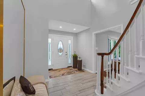 Entry Way - 15 Devonshire Dr, Oak Brook, IL 60523 photo 2 of 4