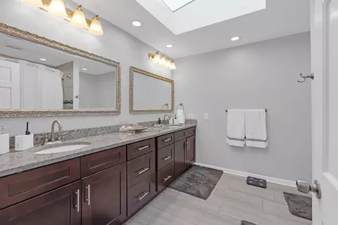 Bath - 15 Devonshire Dr, Oak Brook, IL 60523 photo 2 of 5