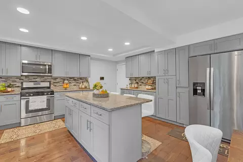Kitchen - 15 Devonshire Dr, Oak Brook, IL 60523 photo 3 of 3