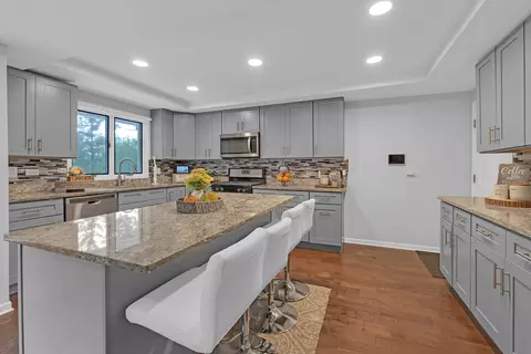 Kitchen - 15 Devonshire Dr, Oak Brook, IL 60523 photo 2 of 3