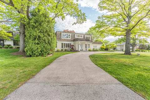 Exterior - 15 Devonshire Dr, Oak Brook, IL 60523 photo 6 of 8