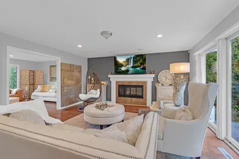 Living - 15 Devonshire Dr, Oak Brook, IL 60523 photo 3 of 4