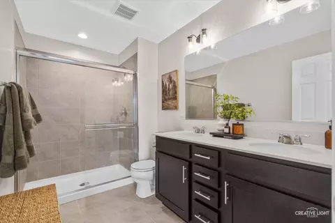 Bath - 4152 Irving Rd, Aurora, IL 60504 photo 2 of 3