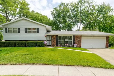 122 Camelot Dr, Bloomington, IL 61704