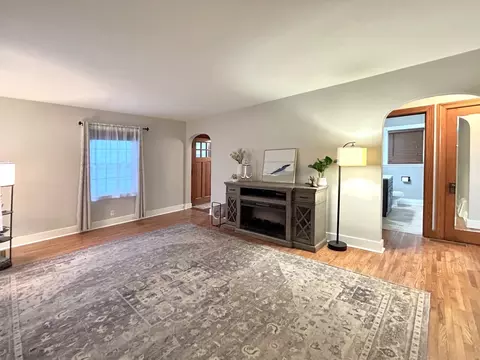 Living - 822 Douglas St, Morris, IL 60450 photo 1 of 2