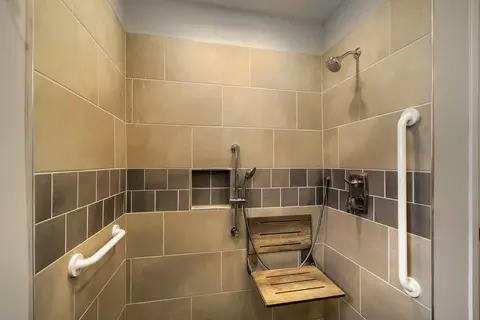 Bath - 1305 E Ardyce Ln, Mount Prospect, IL 60056 photo 2 of 3