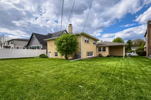 Exterior - 1305 E Ardyce Ln, Mount Prospect, IL 60056 photo 5 of 5