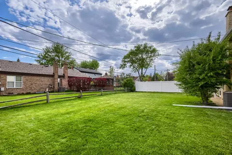 Exterior - 1305 E Ardyce Ln, Mount Prospect, IL 60056 photo 4 of 5