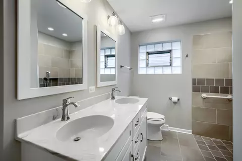 Bath - 1305 E Ardyce Ln, Mount Prospect, IL 60056 photo 1 of 3