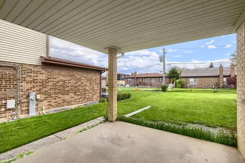 Exterior - 1305 E Ardyce Ln, Mount Prospect, IL 60056 photo 3 of 5