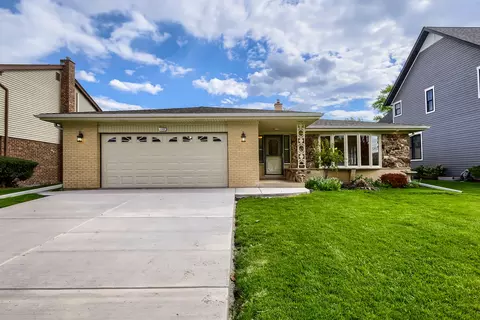 Exterior - 1305 E Ardyce Ln, Mount Prospect, IL 60056 photo 2 of 5