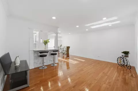 Living - 710 Bayside Ct, Wheeling, IL 60090 photo 1 of 3