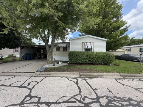 1352 13th St #1352, Bloomington, IL 61704