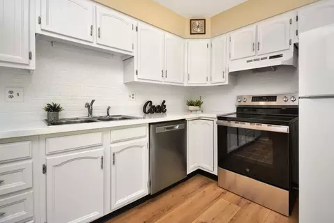 Kitchen - 300 Raleigh Ct, Normal, IL 61761 photo 6 of 15