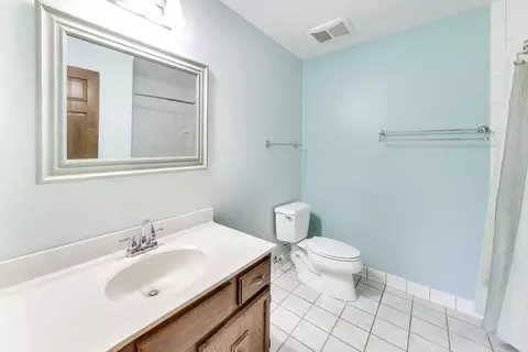 Bath - 4122 Crimson Dr, Hoffman Estates, IL 60192 photo 3 of 3