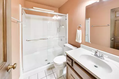 Bath - 4122 Crimson Dr, Hoffman Estates, IL 60192 photo 2 of 3