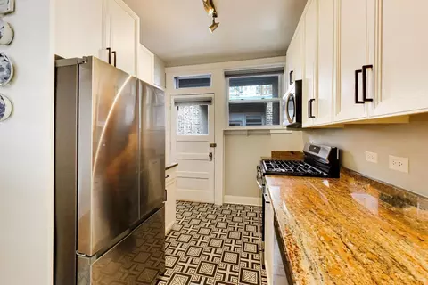 Kitchen - 536 W Cornelia Ave #3N, Chicago, IL 60657 photo 2 of 3