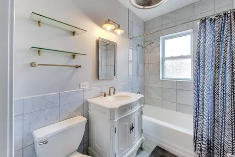 Bath - 536 W Cornelia Ave #3N, Chicago, IL 60657 photo 1 of 1