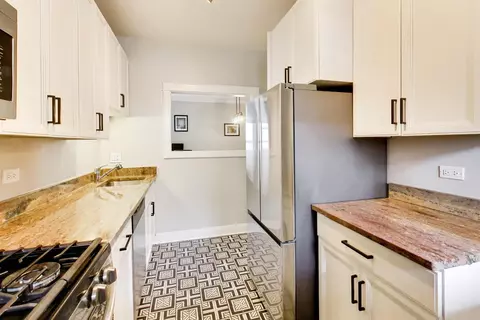 Kitchen - 536 W Cornelia Ave #3N, Chicago, IL 60657 photo 3 of 3