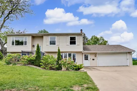 1212 N 12th St, Clinton, IA 52732