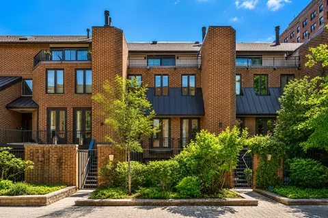 1307 N Sutton Pl, Chicago, IL 60610 photo 1