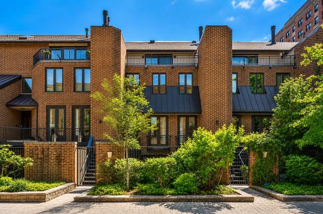 1307 N Sutton Pl, Chicago, IL 60610