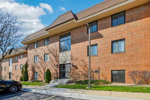 200 E Fountainview Ln #2A, Lombard, IL 60148