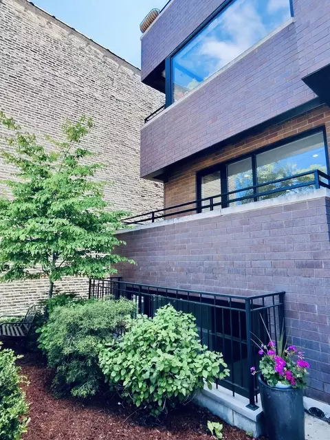1445 W Grand Ave #1E, Chicago, IL 60642