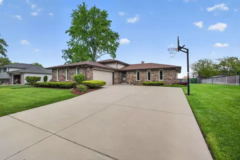 106 N Brookshore Dr, Shorewood, IL 60404