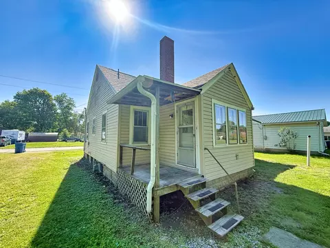 Exterior - 426 S Locust St, Flora, IL 62839 photo 2 of 12